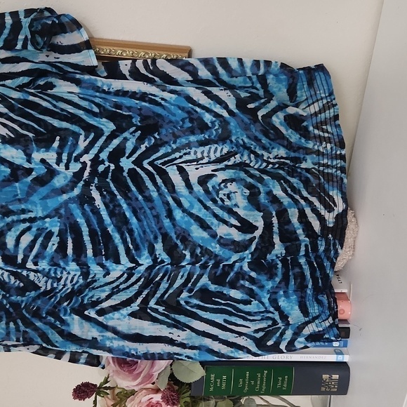 Chicos Abstract Print Top in sheer material And Beading Small Career office - Picture 8 of 10